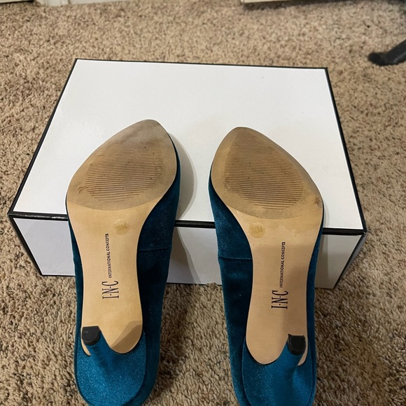 INC, velvet style ladies pumps Peacock in color excellent condition! - Picture 6 of 6